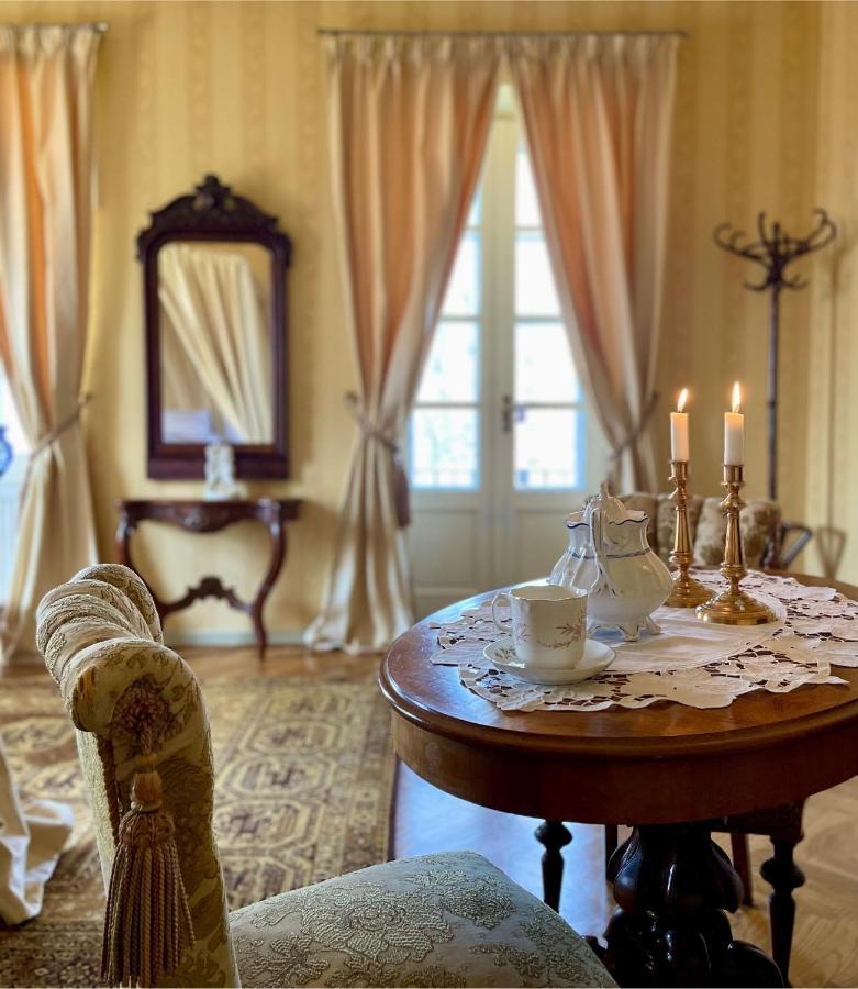 בית הארחה Floda  	Naeaes Slott מראה חיצוני תמונה