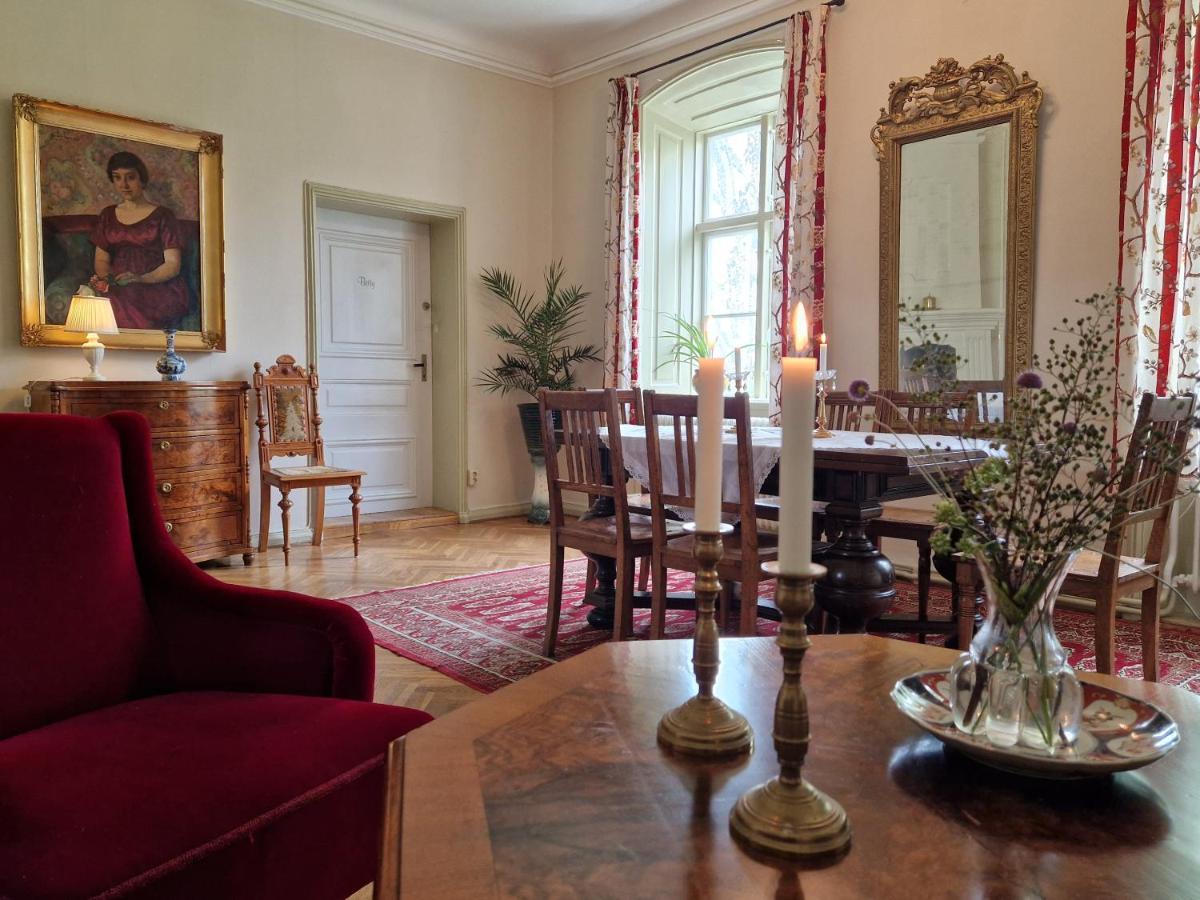 בית הארחה Floda  	Naeaes Slott מראה חיצוני תמונה